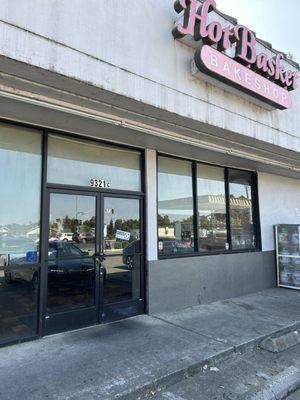 Shows the closed sign with the sign of the bakery