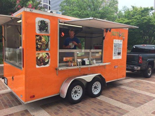 The ¡arroz! cart outside of the Dominion building downtown.