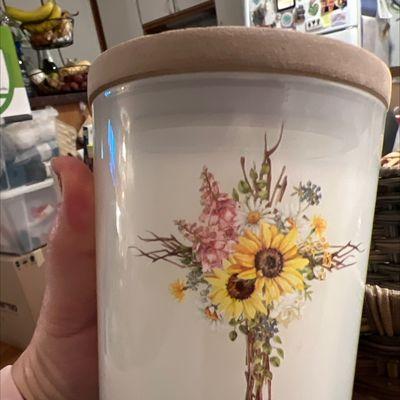 Wild Daisy candle glass jar with wooden top $8.99 smells beautiful