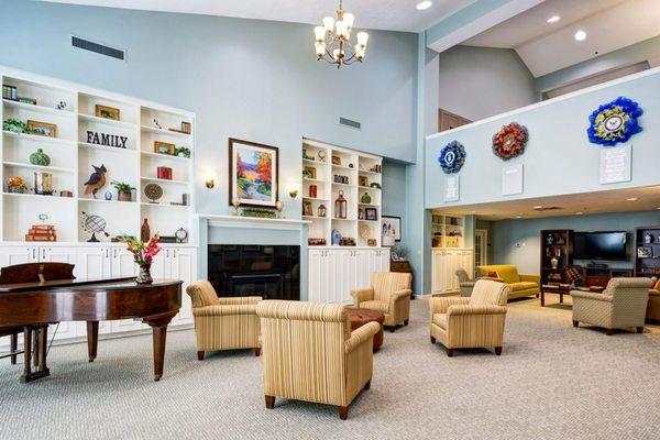 Castlewoods Place | Assisted Living & Memory Care | Brandon, MS | Living room with fireplace