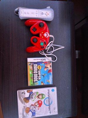 Wiimote, Mario GameCube Wii controller, New Super Mario Bros DS and Mario Kart Wii.