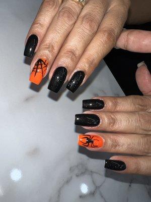 Halloween is around the corner! Come get your spooky nails done by @kenny.thenailartist!