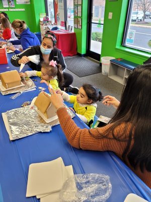 Gingerbread house decorating classes