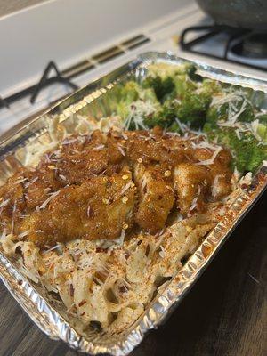 Honey kick'N chicken,Alfredo pasta & broccoli