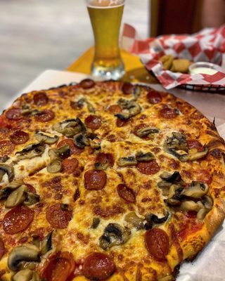 Pepperoni and mushroom pizza to die for. Fried pickles in the back w a big beer. Perfection