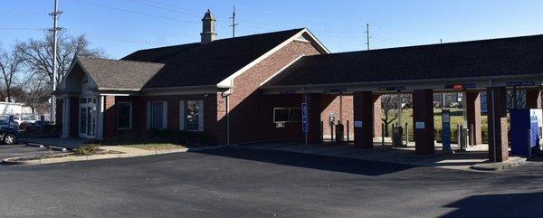 Fifth Third Bank (featuring drive-thru)