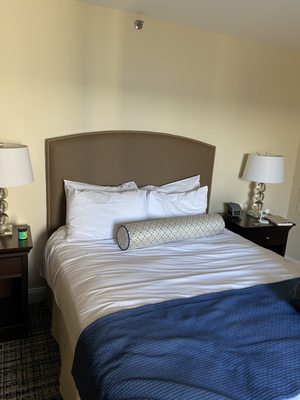 Cozy (small) room - queen bed