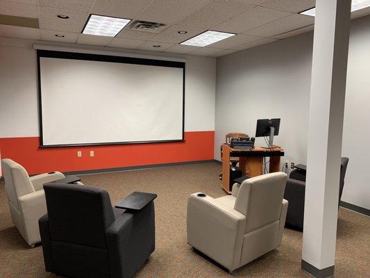 A teaching and meeting space with whiteboard walls and a projector