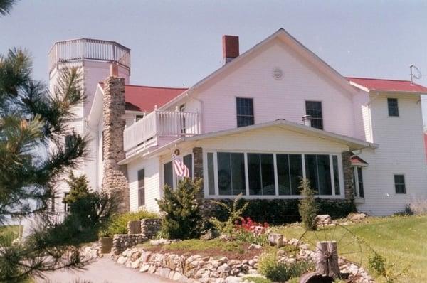 Sunnyside Tower B&B Inn, a historic Farmhouse on Catawba Island next to Heigel Sports Park