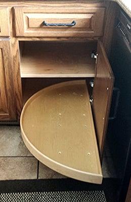 Pull-out lazy susan.