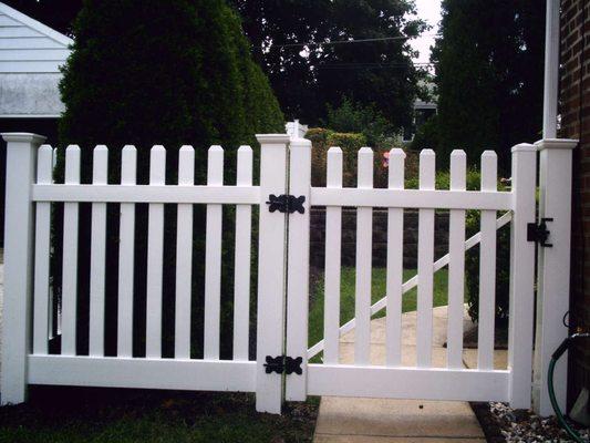 white vinyl picket fence