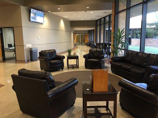 Comfortable waiting area next to three seminar rooms.