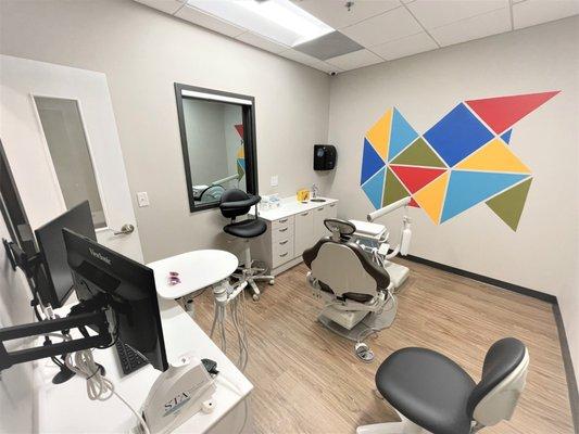 Treatment room 6 with TV on the ceiling and 1-way mirror glass