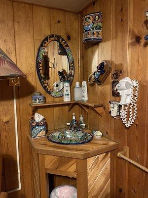 Corner wash basin in ceramic detail