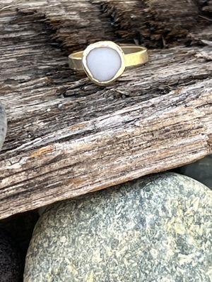 Beach Stone ring in Brass