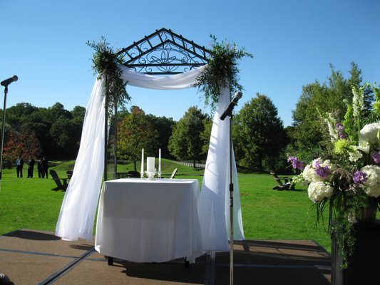 Simple & elegant wedding arch