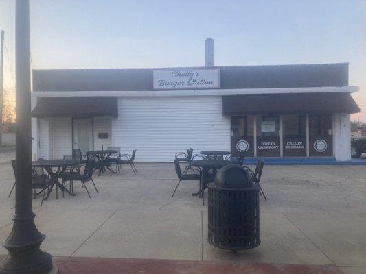 Shelly's Burger Station located in downtown Vandalia. Enjoy our outside dining area and great atmosphere!