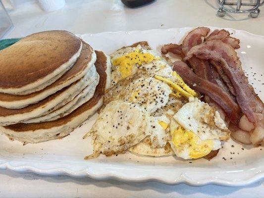 Pancakes, huecos y tocino