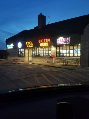 INCREDIBLE fast food by the airport, buzz on in!