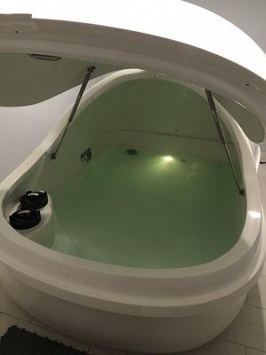 Flotation therapy tank