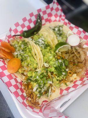 Tacos de camarón y pollo con guacamole