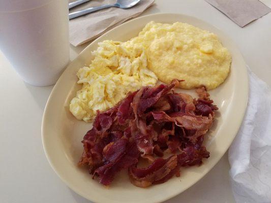 Cheese grits, eggs & bacon