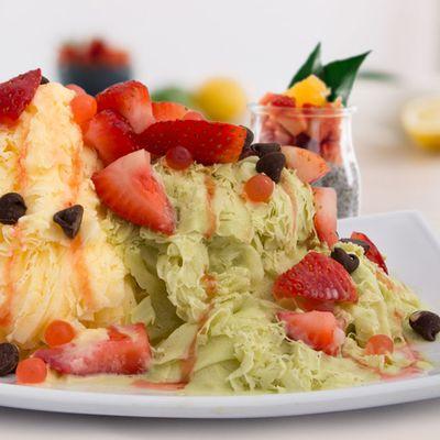 Mango and Green Green Tea Snow with strawberries and chocolate chip