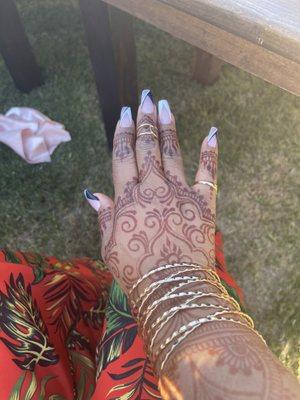 Righ hand henna