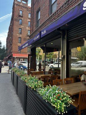 Such a cute outside dining area