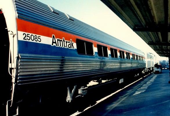 Amtrak の客車、カッコ良すぎ。