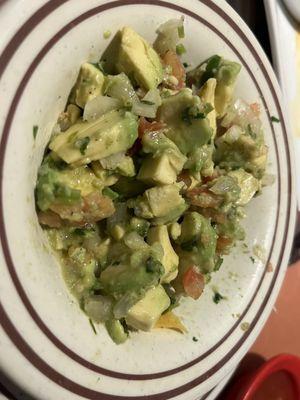 Guacamole Casero (chunky guacamole salsa), after we had eaten half of it. The potion is huge!