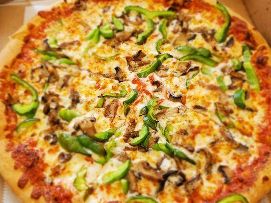 Medium green pepper, mushroom.