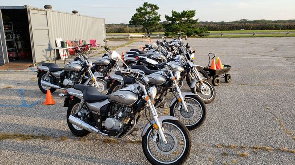 125cc bikes provided for the course. Most are carbureted Kawasaki cruisers. Also 2 smaller fuel injected bikes and 2 larger dual-purpose.