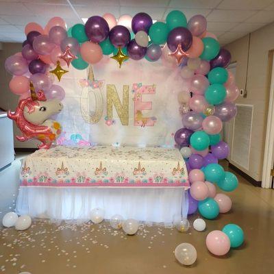 "L" shaped garland with backdrop and desert table