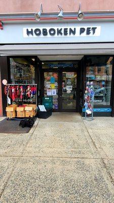 Storefront (12/28/21). @TheHobokenPet #Hoboken #NewJersey #Pets