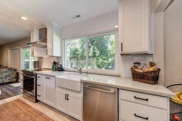 Farmhouse sink on shaker cabinets