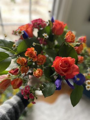 The little daisies are out of focus but they put a big smile on my face in this arrangement. This is an adorable bouquet.