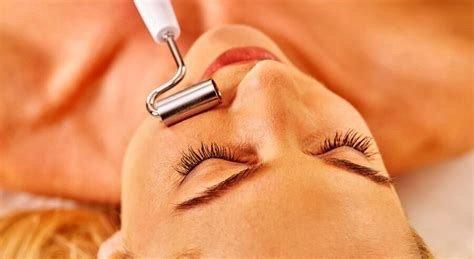 Client receiving a Hydradermie Treatment