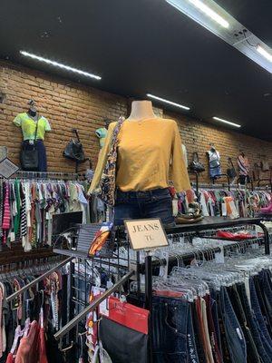 Shelf mannequin