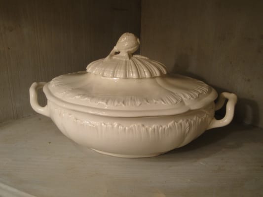 18th century Wedgewood covered tureen -- 15w x 9d x 8.5h -- 1250.00