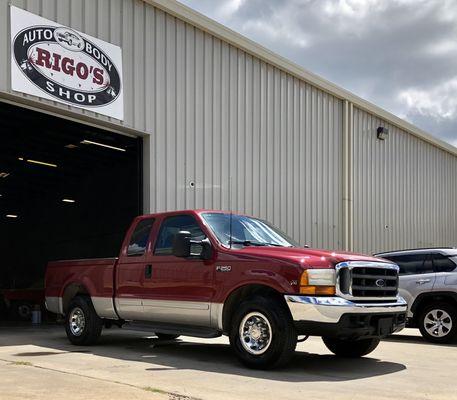 2001 Ford F-250 
#completepaintjob #FordF250 #Fordtrucks #RigosAutoBody #satisfiedcustomer