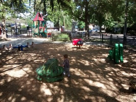 Very small area for under-5 children, with the 5 to 12 structure in the background