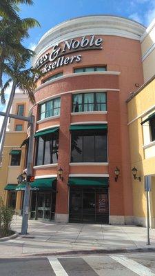 I saw this B&N en route to Old Lisbon's South Miami location.  They do not sell touristic postcards.  But it's a nice store.  (no review)