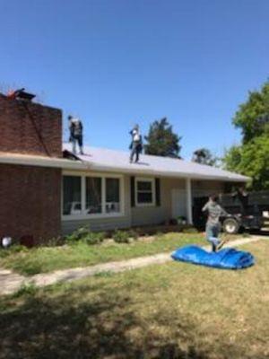 Roofing job installation synthetic felt .