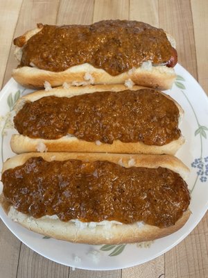 3 hot dogs all the way (mustard, raw onions, house chili sauce)