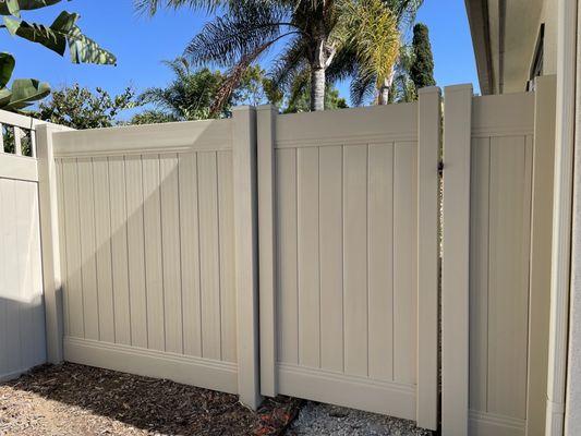 Side gate with swinging door