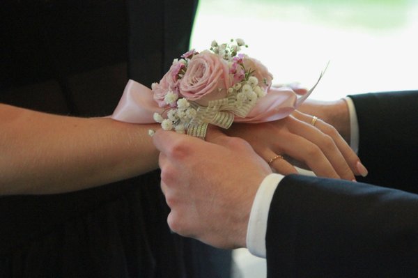 corsage, boutonnière