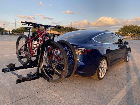 The Kuat Transfer 3 bike fit perfectly on the back of our Tesla Model 3! We're all ready to hit the trails ‍‍