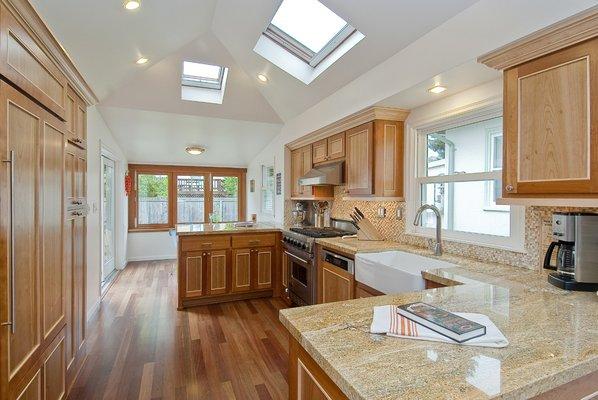 Bungalow Kitchen w/ Hidden Laundry (backside of peninsula)