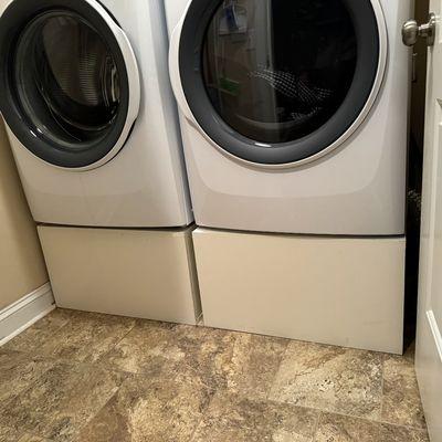 Custom laundry pedestals for laundry machines